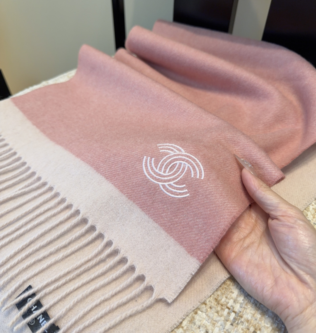 上新！2025秋冬香奈儿男女同款，同步，高端羊绒针织围巾！ 可正式，可随意，非常Classical的设计