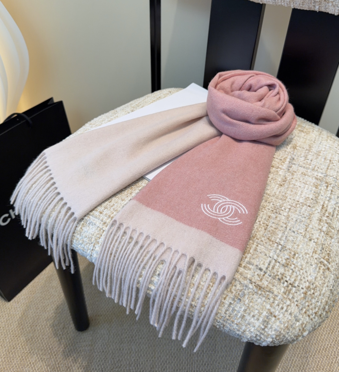 上新！2025秋冬香奈儿男女同款，同步，高端羊绒针织围巾！ 可正式，可随意，非常Classical的设计