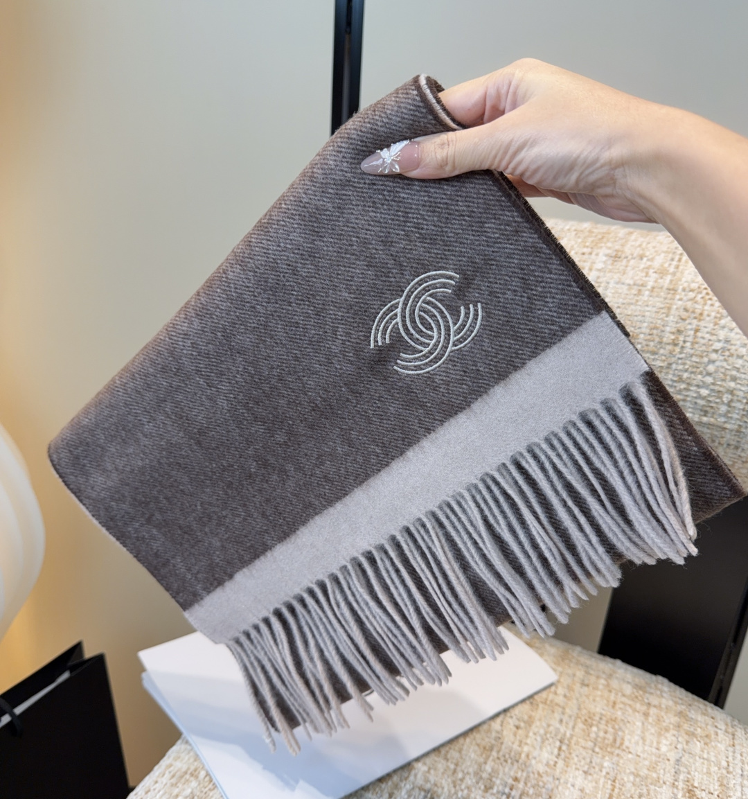上新！2025秋冬香奈儿男女同款，同步，高端羊绒针织围巾！ 可正式，可随意，非常Classical的设计
