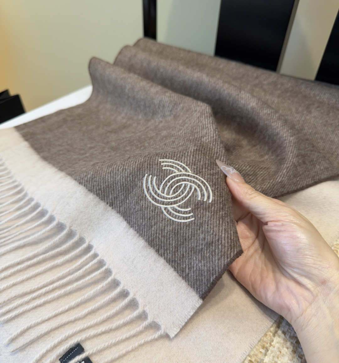 上新！2025秋冬香奈儿男女同款，同步，高端羊绒针织围巾！ 可正式，可随意，非常Classical的设计