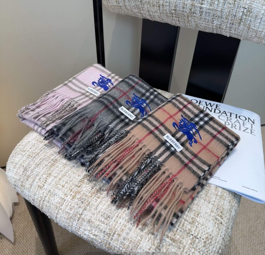 巴宝莉情侣款 美到要尖叫😱最新款🎊英伦欧美范儿 又是一款即时尚又实用的大围巾&长巾，🎆撞色的颜色搭配很协