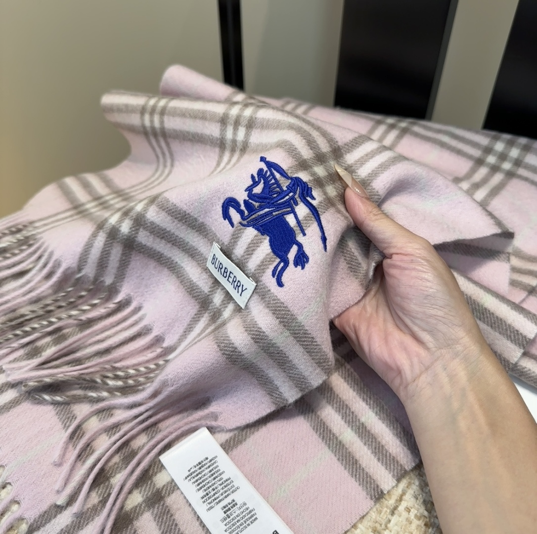 巴宝莉情侣款 美到要尖叫😱最新款🎊英伦欧美范儿 又是一款即时尚又实用的大围巾&长巾，🎆撞色的颜色搭配很协