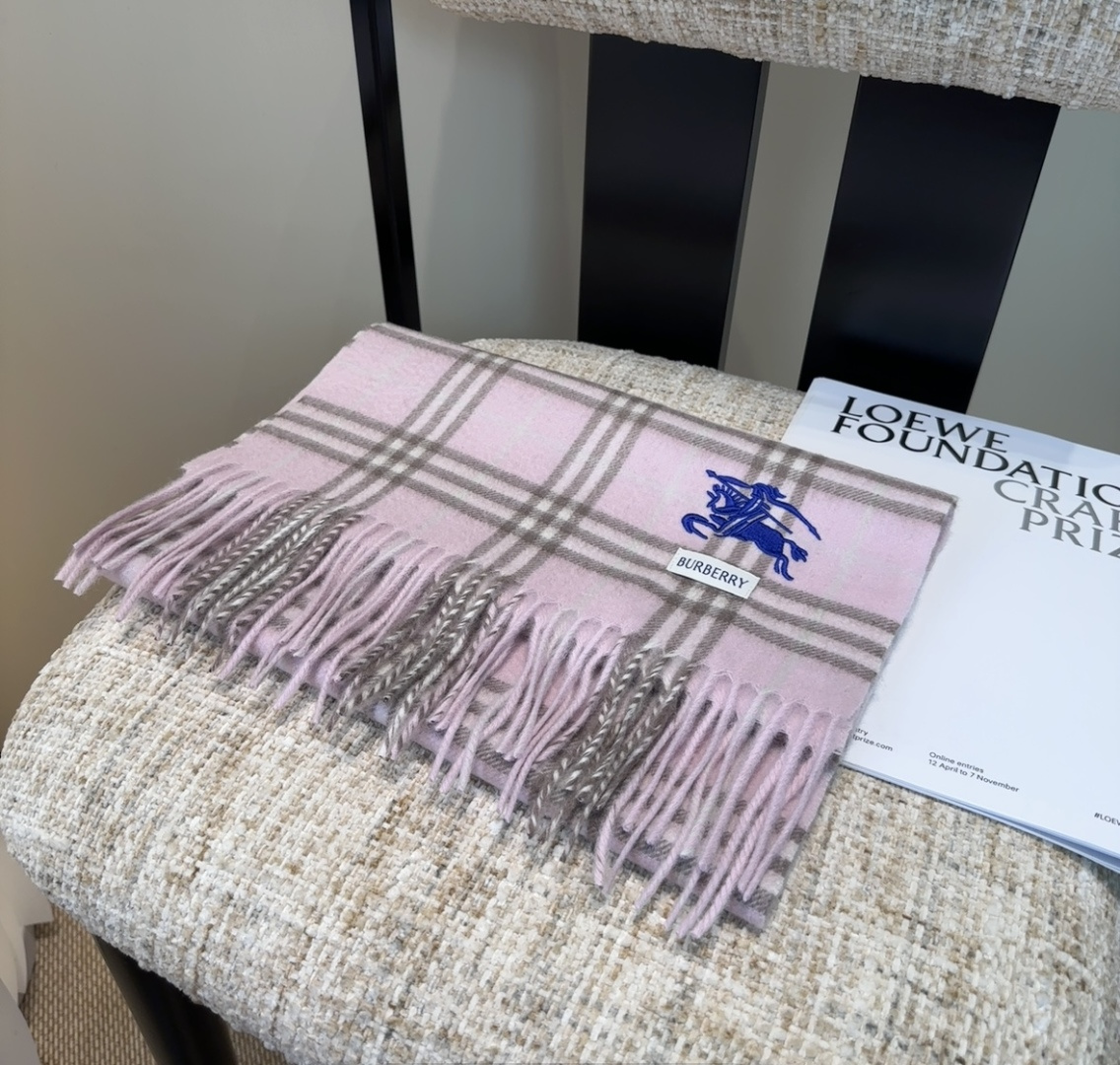 巴宝莉情侣款 美到要尖叫😱最新款🎊英伦欧美范儿 又是一款即时尚又实用的大围巾&长巾，🎆撞色的颜色搭配很协