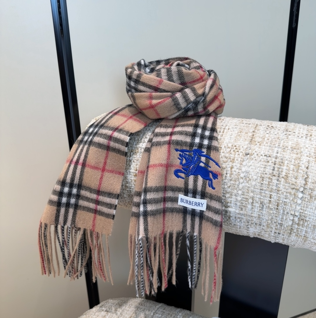 巴宝莉情侣款 美到要尖叫😱最新款🎊英伦欧美范儿 又是一款即时尚又实用的大围巾&长巾，🎆撞色的颜色搭配很协