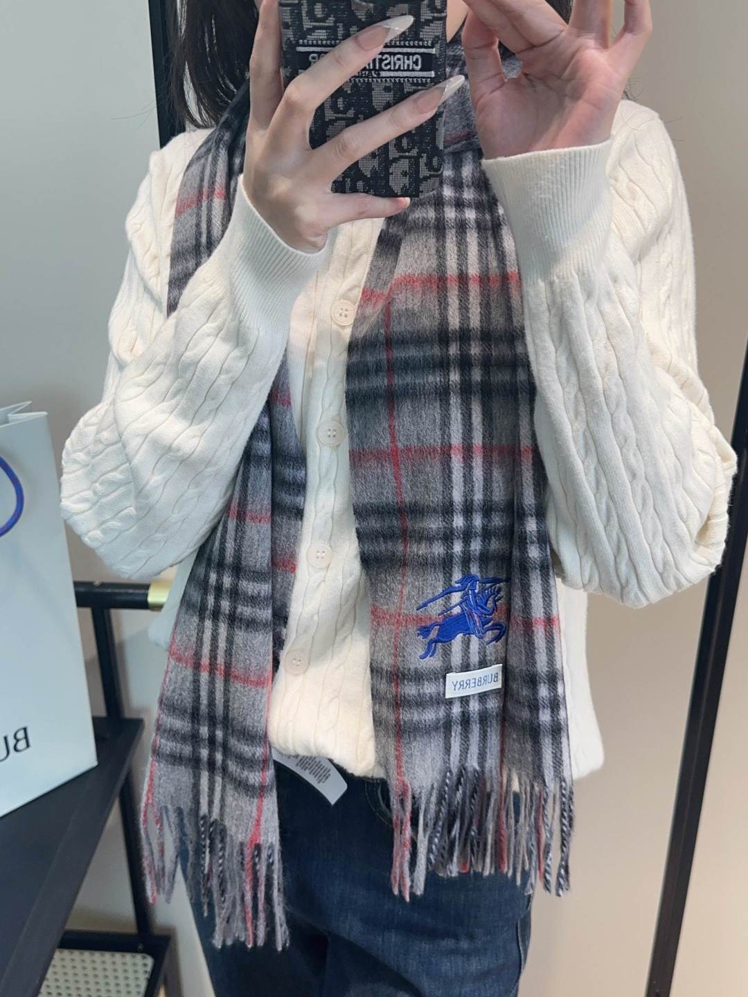 NO:663279,Burberry couple style is so beautiful that it screams the latest British and European style. It is a large scarf & long scarf that is both fashionable and practical. The contrasting colors are very coordinated. The scarf feels soft, fashionable and warm to wear, and stylish. For plaid lovers, don’t miss it. The size is 30*164+8*2. Dear friends, hurry up and grab the higher version scarf, higher version scarf, burberry19860909巴宝莉情侣款 美到要尖叫最新款英伦欧美范儿 又是一款即时尚又实用的大围巾&长巾,撞色的颜色搭配很协调,围巾手感柔软,戴起来时尚暖和,大气有范儿,格子控们,不要错过哦,尺寸30*164+8*2,亲们速度开抢高版本围巾,高版本围巾,burberry,scarf