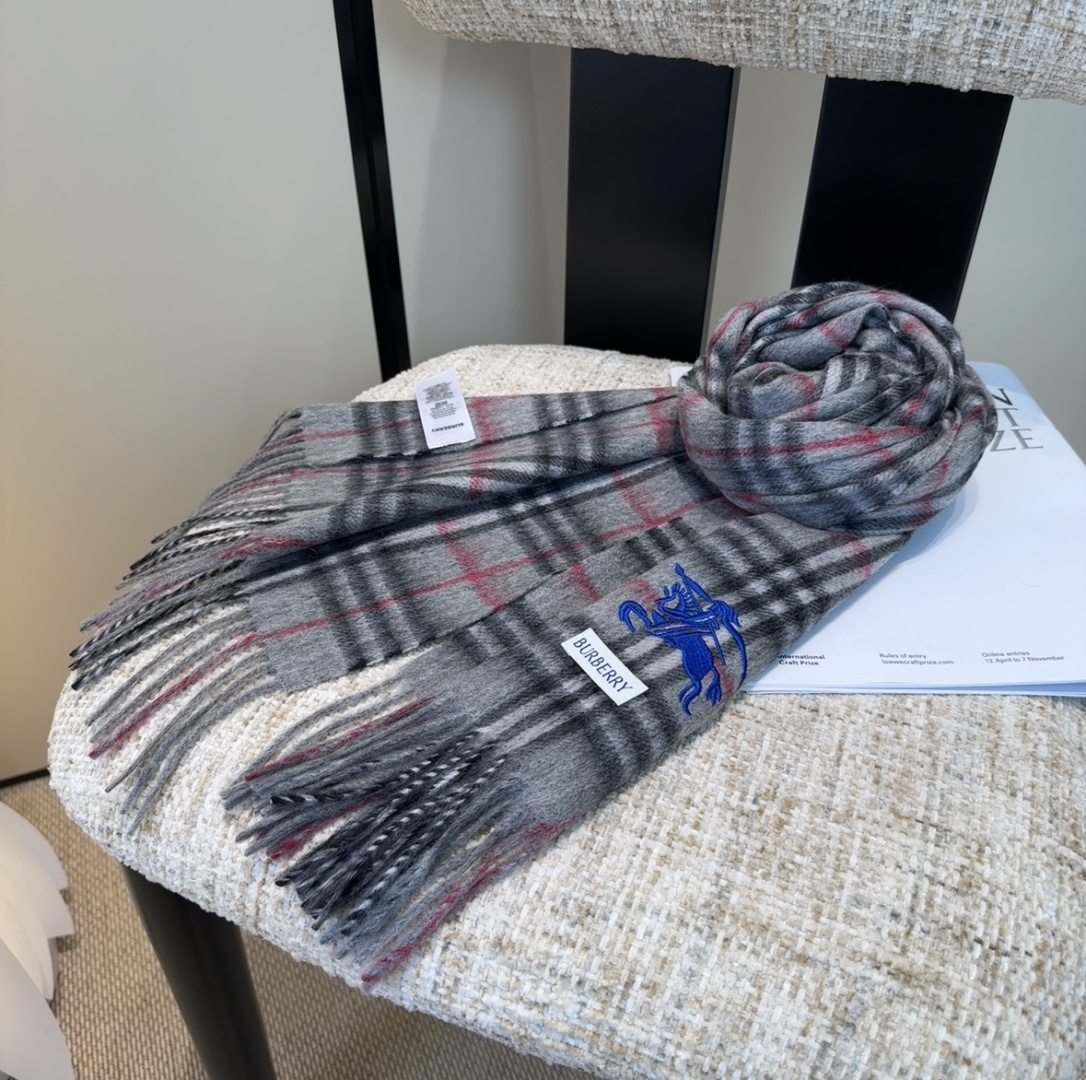 巴宝莉情侣款 美到要尖叫😱最新款🎊英伦欧美范儿 又是一款即时尚又实用的大围巾&长巾，🎆撞色的颜色搭配很协