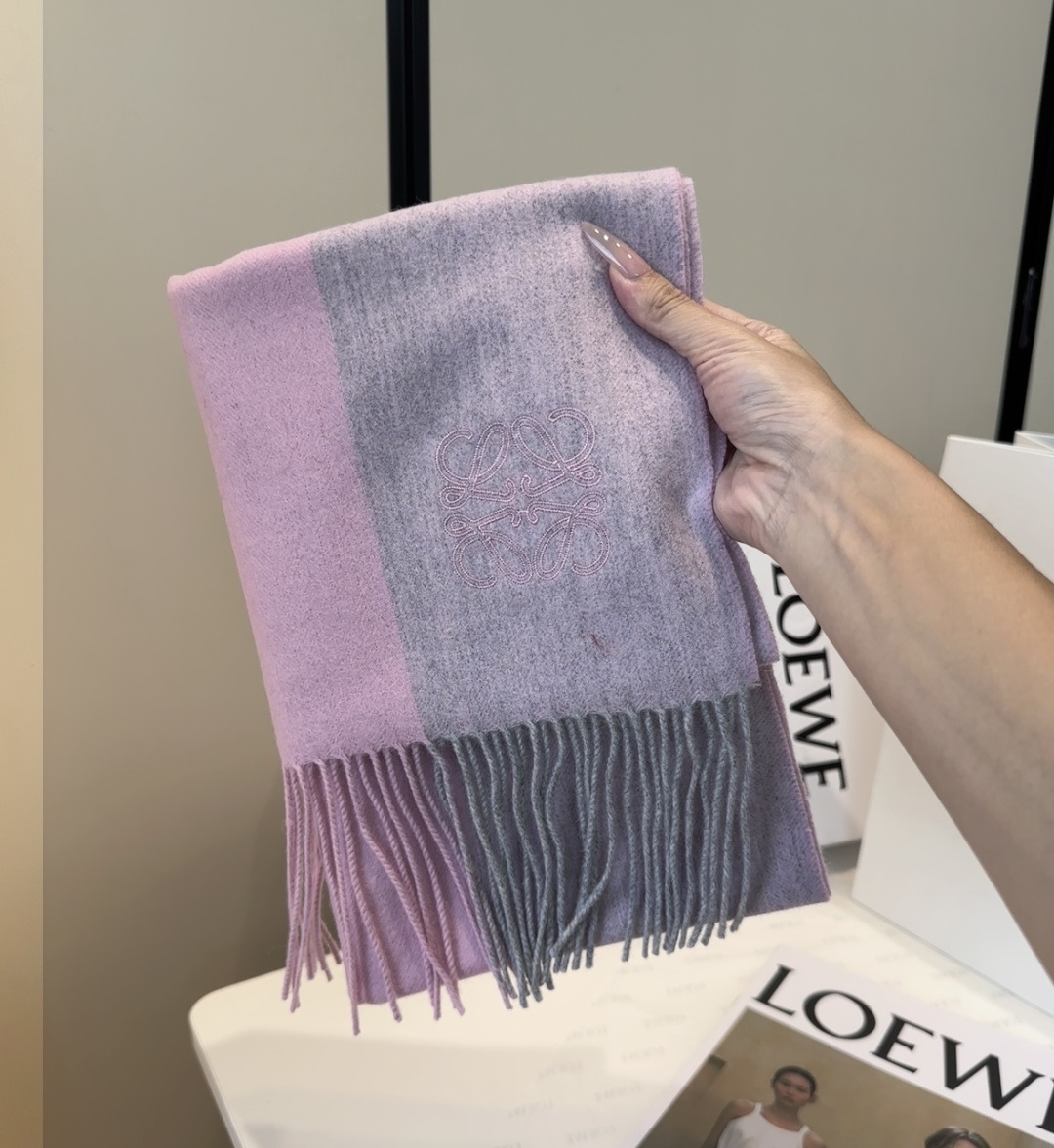 【▪Loewe · 罗意威难得一见的温柔配色，低调又不失优雅❗】重点推荐❗双面配色，一条围巾两种风格搭配