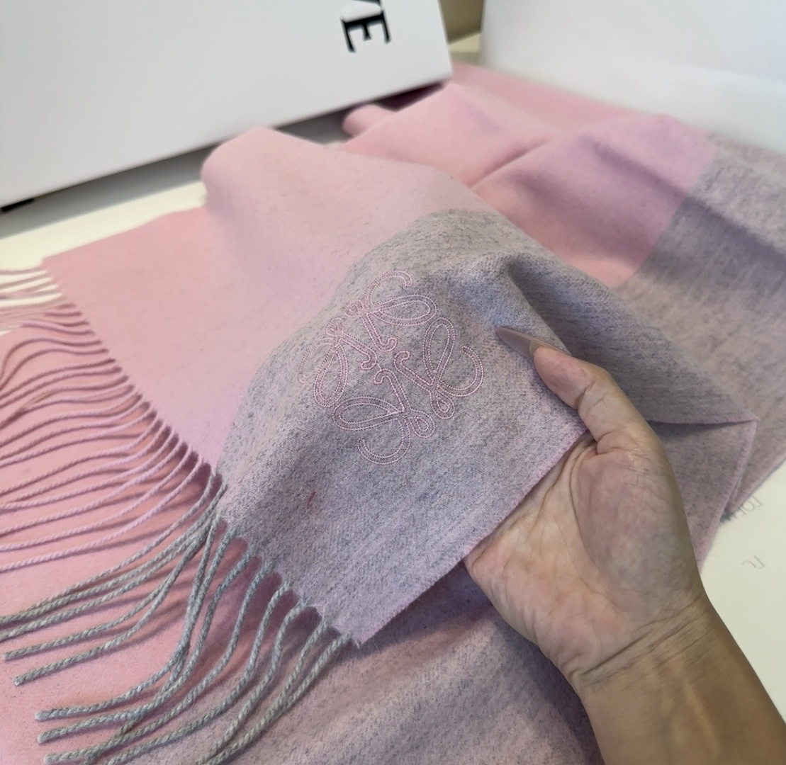 【▪Loewe · 罗意威难得一见的温柔配色，低调又不失优雅❗】重点推荐❗双面配色，一条围巾两种风格搭配