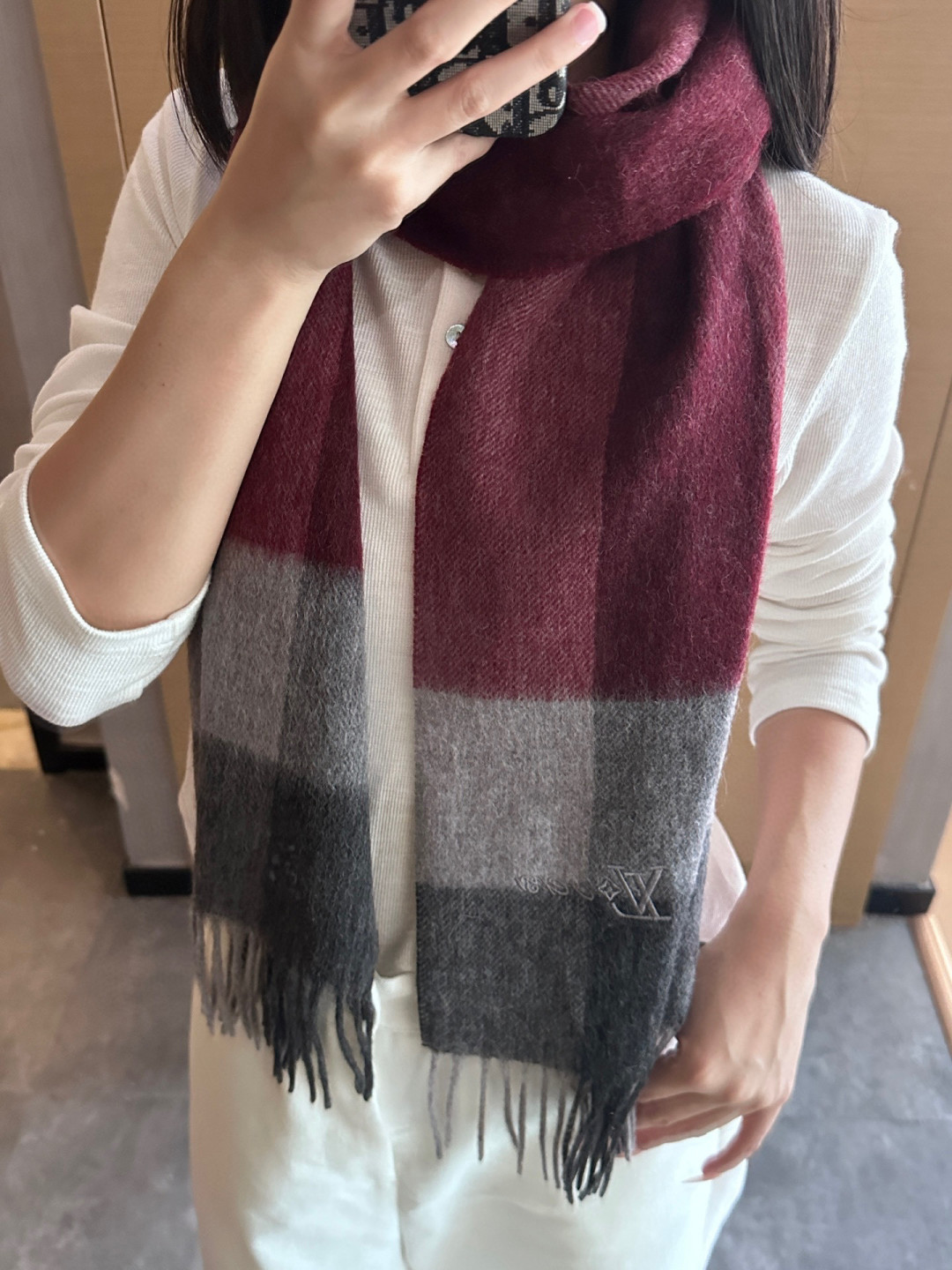 NO:663307,【Family benefits are coming!  !  Lv high-end heavyweight scarf!  】An angry recommendation, excited~!  !  You must get started quickly, the same process is difficult, and it is super soft and waxy. Our price is really unbeatable and great value!  Price feedback from my mother ~ I love the fabric, the double-sided cashmere yarn is really clear and clean, and the velvet feel in your hand is really super comfortable!  Very soft, the upper body effect is unparalleled and beautiful. Medium thickness, very close to the neck~ Size specification 30*185cm high version scarf, high version scarf, louis vuitton19860909【家属福利来了！！Lv 高端重磅围巾！】怒赞推荐,激动~！！下手绝对要快,同工艺难度大,超级无敌软糯 我们这个价格真的无敌超值！亲妈价格回馈~面料大爱,双面的羊绒纱线真的清晰干净,握在手里绒感真的超级无敌舒服！非常柔软,上身效果无敌好看 中等厚度,非常亲脖子的一款~ 尺寸规格30*185cm高版本围巾,高版本围巾,louis vuitton,scarf