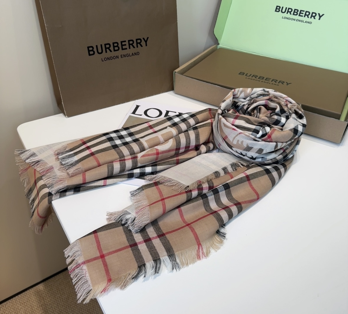 BBR最值得入手的薄款空调披肩金穗战马 .佩戴感觉真的很好，扎实的双面提花织造工艺高级感满满，