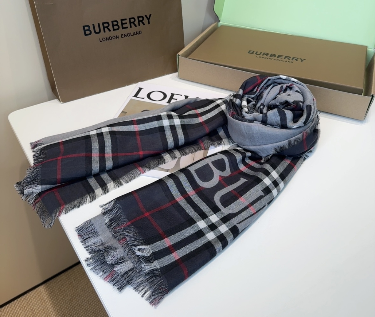 BBR最值得入手的薄款空调披肩金穗战马 .佩戴感觉真的很好，扎实的双面提花织造工艺高级感满满，