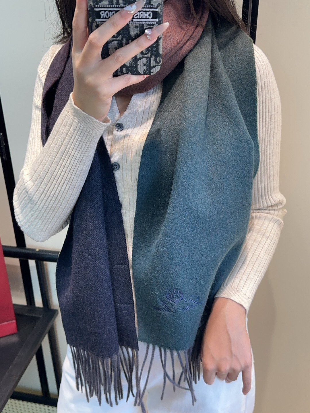 NO:663310,Loro Piana  ·[Trading company’s last order, the best cashmere scarf and shawl] It’s too expensive to give away and keep for yourself. It’s a big deal. It’s a hot product. It’s the best hard goods from the channel. The last order is exported directly to Italy and the quantity is very small. The customer-supplied cashmere has a soft and waxy feel, and the fabric is more lustrous. It also increases the brightness of the color. We have always strictly selected the highest quality cashmere as the benchmark. Without comparison, there is no harm. The world’s top cashmere.  It makes the scarf extremely luxurious, and it also increases the beauty and functionality. There must be two of each color. No headaches when matching, no regrets for ten thousand years. What is particularly recommended is that this style is a plaid color series, carefully selected popular colors, the color is bright and high-end. All colors can be matched with each other in the whole family. 30*180cm, Albas cashmere high version scarf, high version scarf, loro  piana,shawls19860909Loro Piana ·【贸易公司尾单,极品山羊绒围巾披肩】送人自留都太高大上了重磅上新,爆款爆款,渠道极品硬货～出口意大利直供尾单到手数量极少,客供面料羊绒,手感软糯,面料更有光泽,也增加了色彩的鲜艳度一直以严格选用最高品质的羊绒为基准,没有对比就没有伤害,世界最顶级羊绒更是让围巾奢华到不行,更是增加了美感和功能性,每色必留两条,搭配不头疼,不留后悔一万年,特别值得推荐的是,此款是格纹色系,精挑细选的流行配色,色彩感鲜明又高级的感觉全家哪个颜色都可以互相搭配30*180cm,阿尔巴斯山羊绒高版本围巾,高版本围巾,loro piana,shawls,scarf