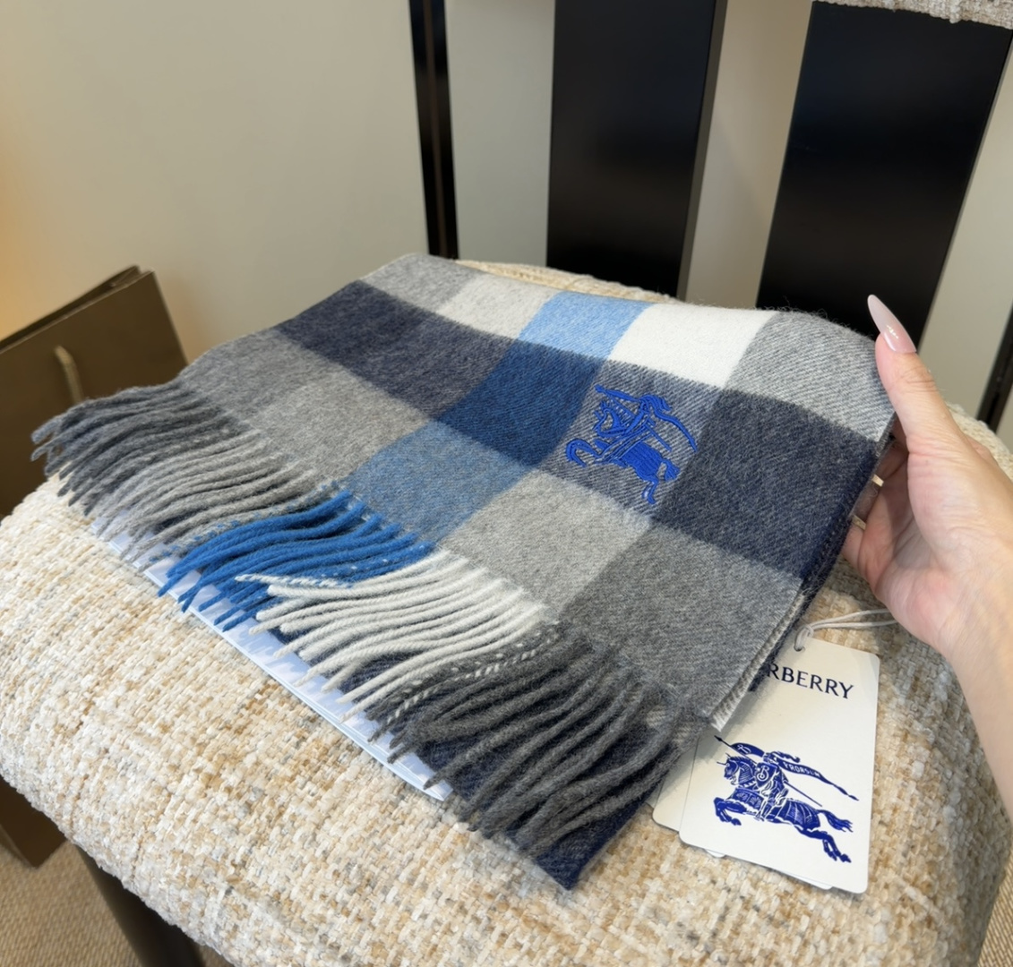 Burberry · 巴宝莉围巾❗️好看的要疯掉了，太有型太有魅力了❗️❗️非常斯文时尚的秋冬单品！真的
