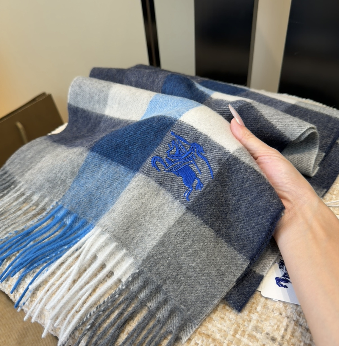 Burberry · 巴宝莉围巾❗️好看的要疯掉了，太有型太有魅力了❗️❗️非常斯文时尚的秋冬单品！真的