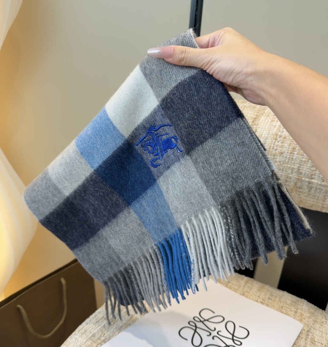 Burberry · 巴宝莉围巾❗️好看的要疯掉了，太有型太有魅力了❗️❗️非常斯文时尚的秋冬单品！真的