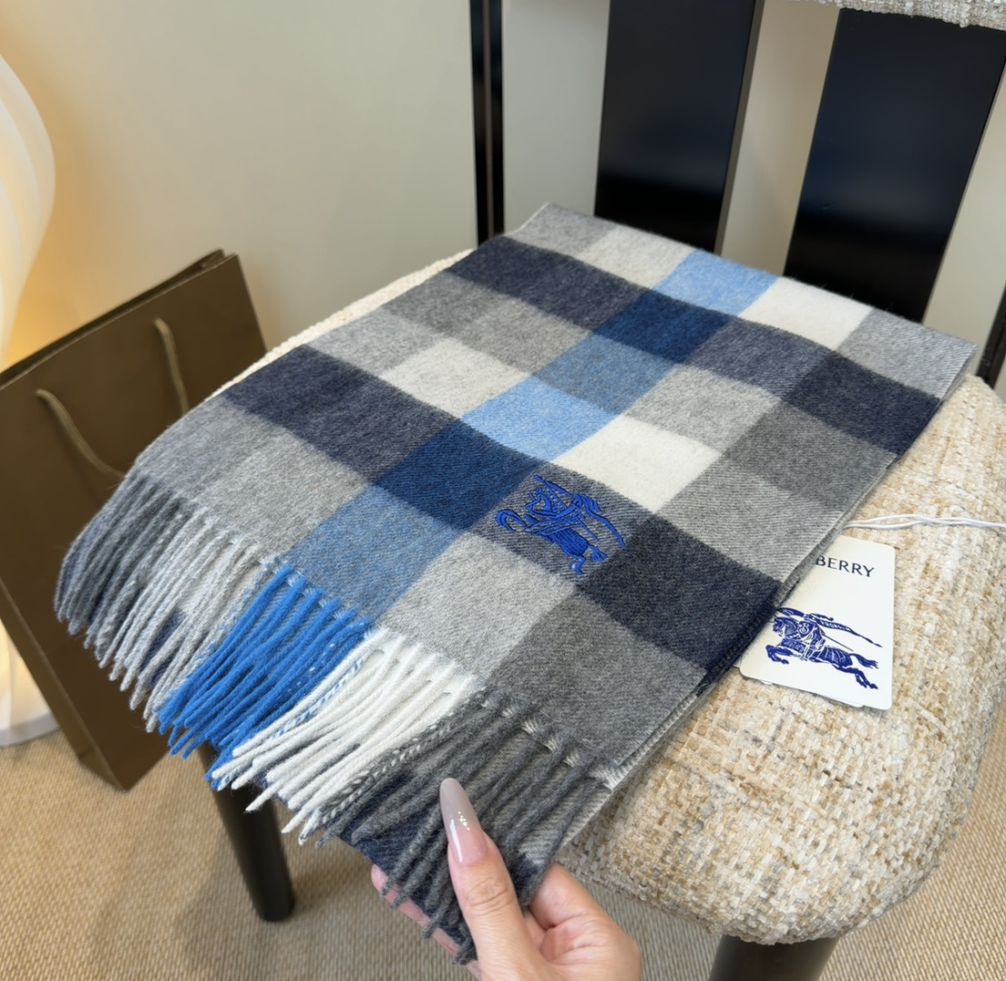 Burberry · 巴宝莉围巾❗️好看的要疯掉了，太有型太有魅力了❗️❗️非常斯文时尚的秋冬单品！真的