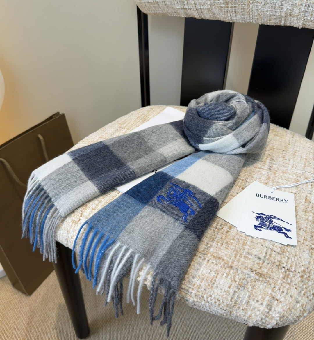 Burberry · 巴宝莉围巾❗️好看的要疯掉了，太有型太有魅力了❗️❗️非常斯文时尚的秋冬单品！真的
