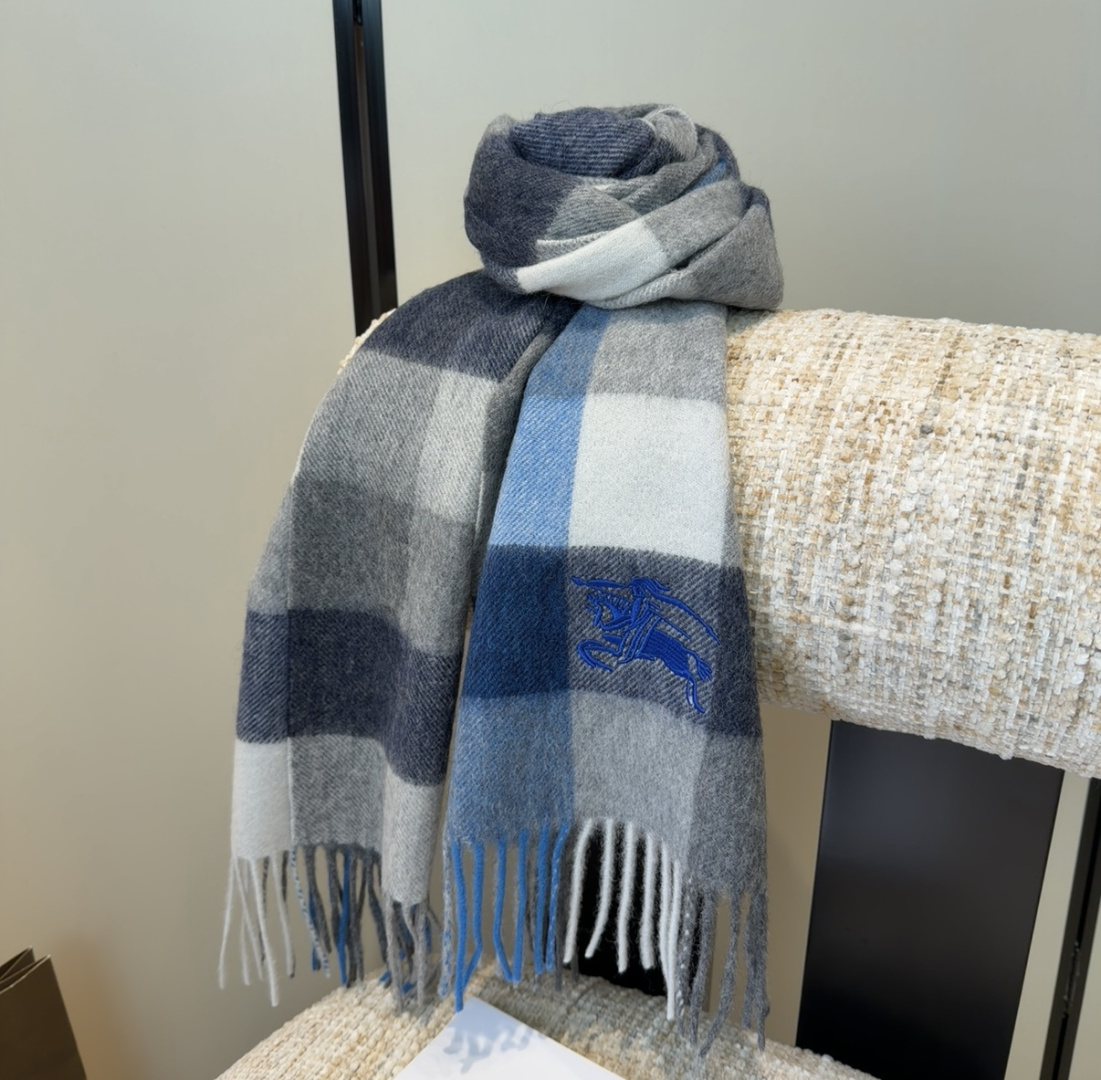 Burberry · 巴宝莉围巾❗️好看的要疯掉了，太有型太有魅力了❗️❗️非常斯文时尚的秋冬单品！真的