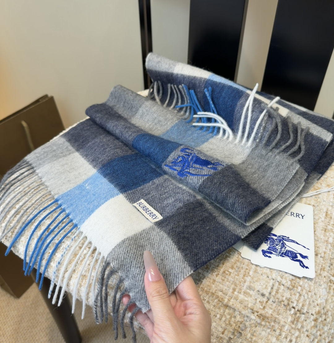 Burberry · 巴宝莉围巾❗️好看的要疯掉了，太有型太有魅力了❗️❗️非常斯文时尚的秋冬单品！真的