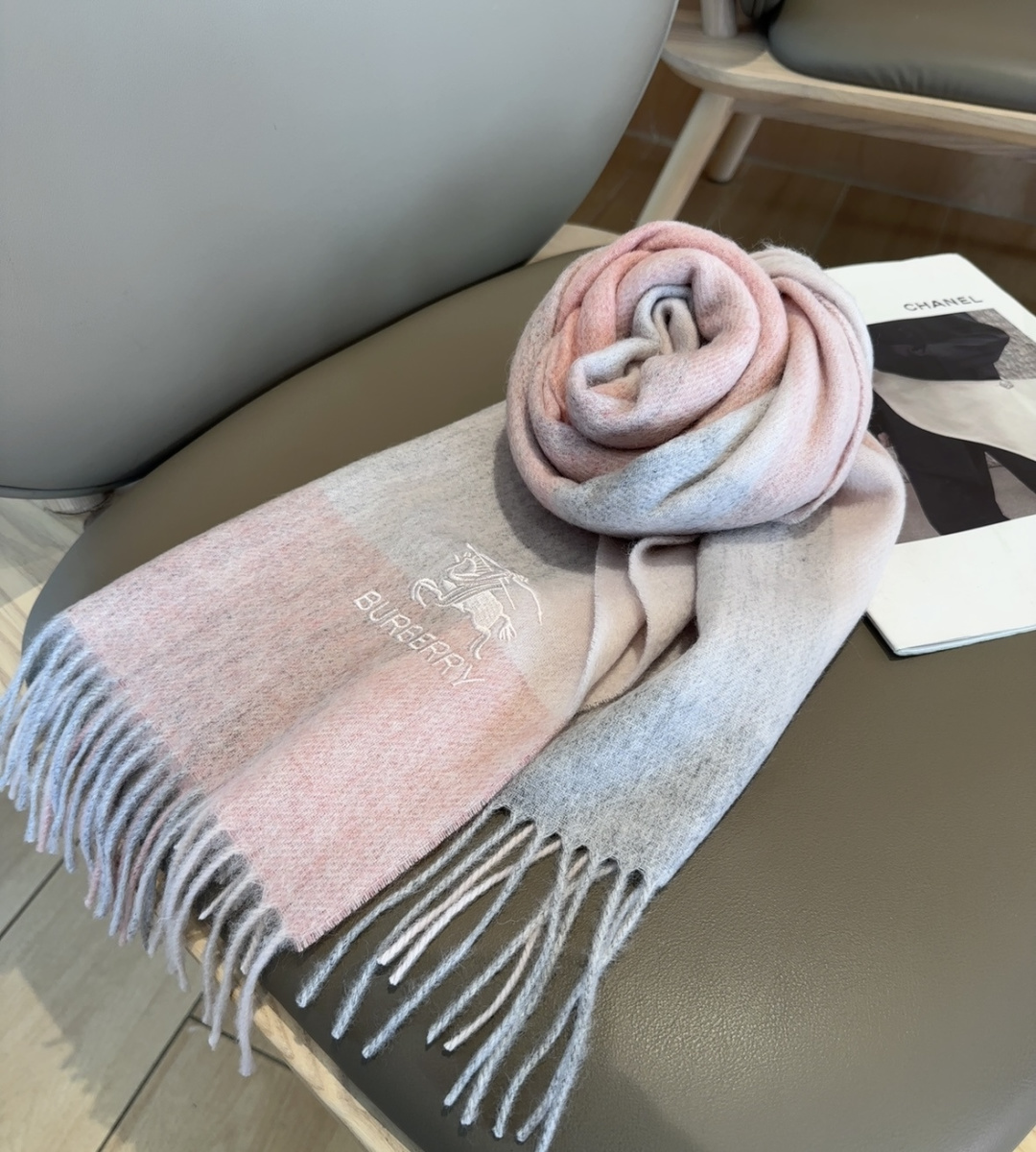 Burberry · 巴宝莉围巾❗️好看的要疯掉了，太有型太有魅力了❗️❗️非常斯文时尚的秋冬单品！真的