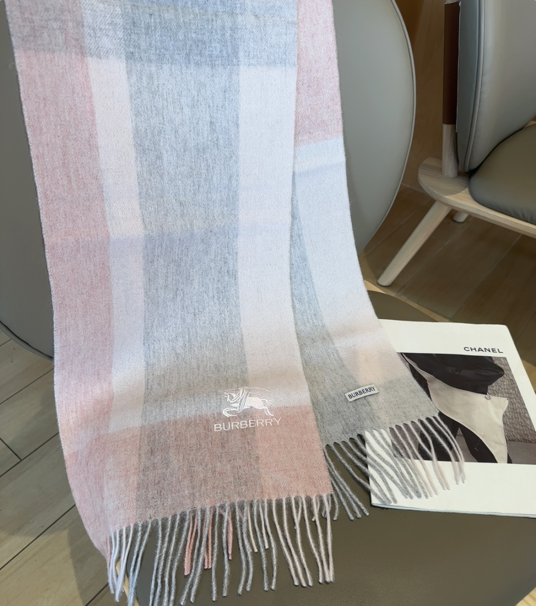 Burberry · 巴宝莉围巾❗️好看的要疯掉了，太有型太有魅力了❗️❗️非常斯文时尚的秋冬单品！真的