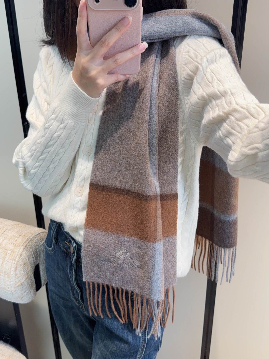 NO:663322,Loro Piana  ·[Trading company’s last order, the best cashmere scarf and shawl] It’s too expensive to give away and keep for yourself. It’s a big deal. It’s a hot product. It’s the best hard goods from the channel. The last order is exported directly to Italy and the quantity is very small. The customer-supplied cashmere has a soft and waxy feel, and the fabric is more lustrous. It also increases the brightness of the color. We have always strictly selected the highest quality cashmere as the benchmark. Without comparison, there is no harm. The world’s top cashmere.  It makes the scarf extremely luxurious, and it also increases the beauty and functionality. There must be two of each color. No headaches when matching, no regrets for ten thousand years. What is particularly recommended is that this style is a plaid color series, carefully selected popular colors, the color is bright and high-end. All colors can be matched with each other in the whole family. 30*180cm, Albas cashmere high version scarf, high version scarf, loro  piana,shawls19860909Loro Piana ·【贸易公司尾单,极品山羊绒围巾披肩】送人自留都太高大上了重磅上新,爆款爆款,渠道极品硬货～出口意大利直供尾单到手数量极少,客供面料羊绒,手感软糯,面料更有光泽,也增加了色彩的鲜艳度一直以严格选用最高品质的羊绒为基准,没有对比就没有伤害,世界最顶级羊绒更是让围巾奢华到不行,更是增加了美感和功能性,每色必留两条,搭配不头疼,不留后悔一万年,特别值得推荐的是,此款是格纹色系,精挑细选的流行配色,色彩感鲜明又高级的感觉全家哪个颜色都可以互相搭配30*180cm,阿尔巴斯山羊绒高版本围巾,高版本围巾,loro piana,shawls,scarf