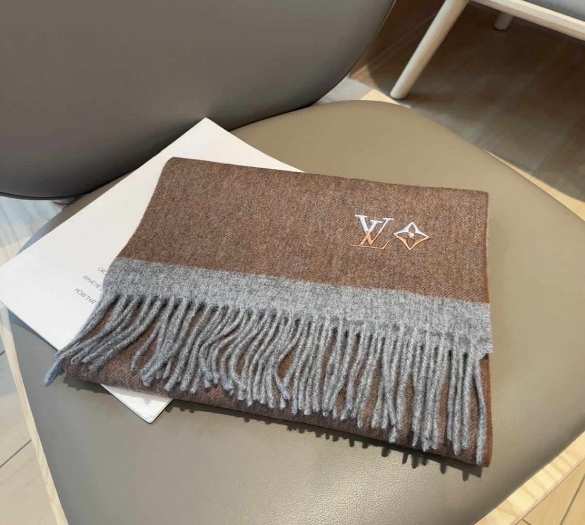 Lv围巾❗️好看的要疯掉了，太有型太有魅力了❗️❗️非常斯文时尚的秋冬单品！真的很喜欢，非常Classi