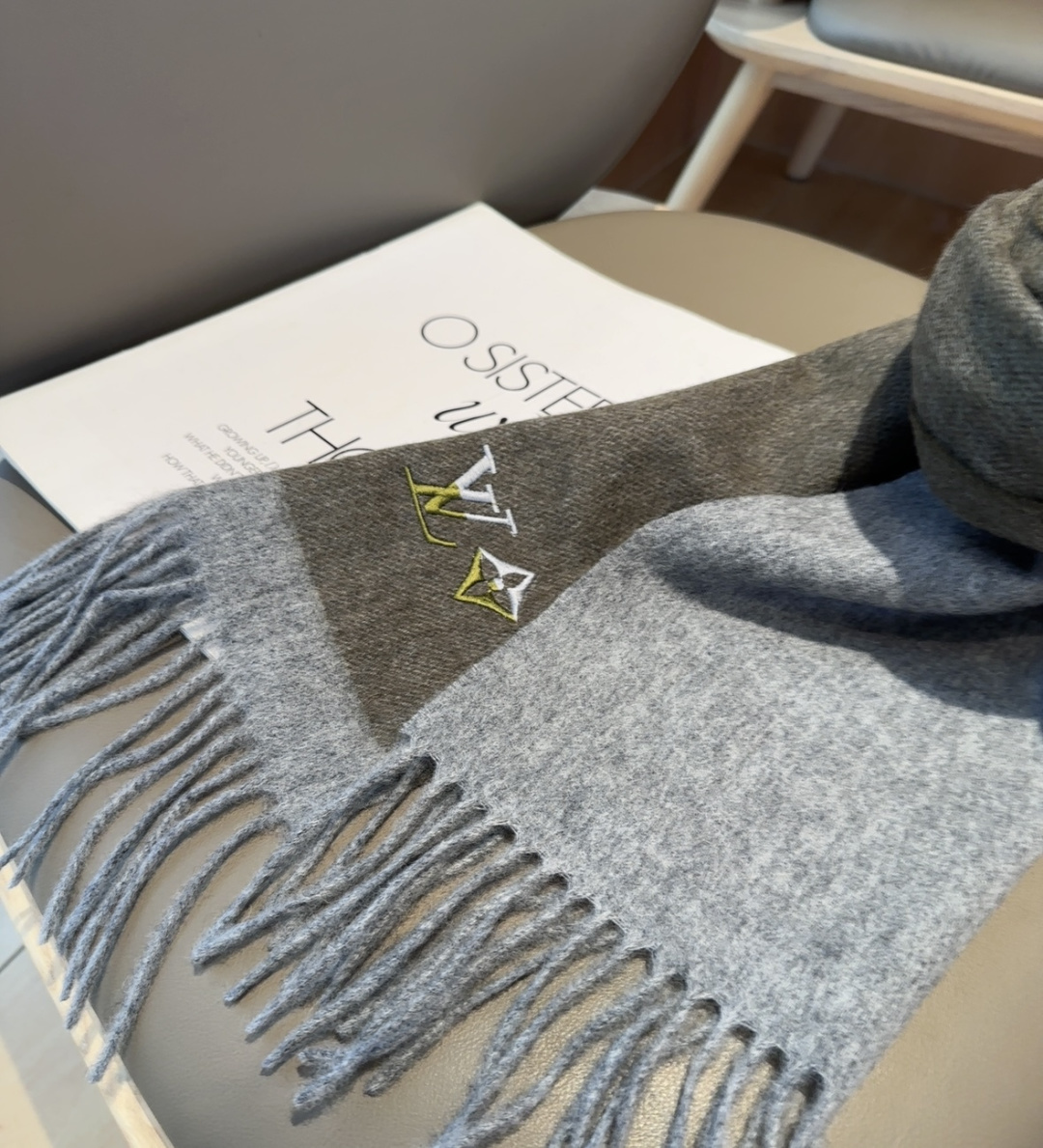 Lv围巾❗️好看的要疯掉了，太有型太有魅力了❗️❗️非常斯文时尚的秋冬单品！真的很喜欢，非常Classi