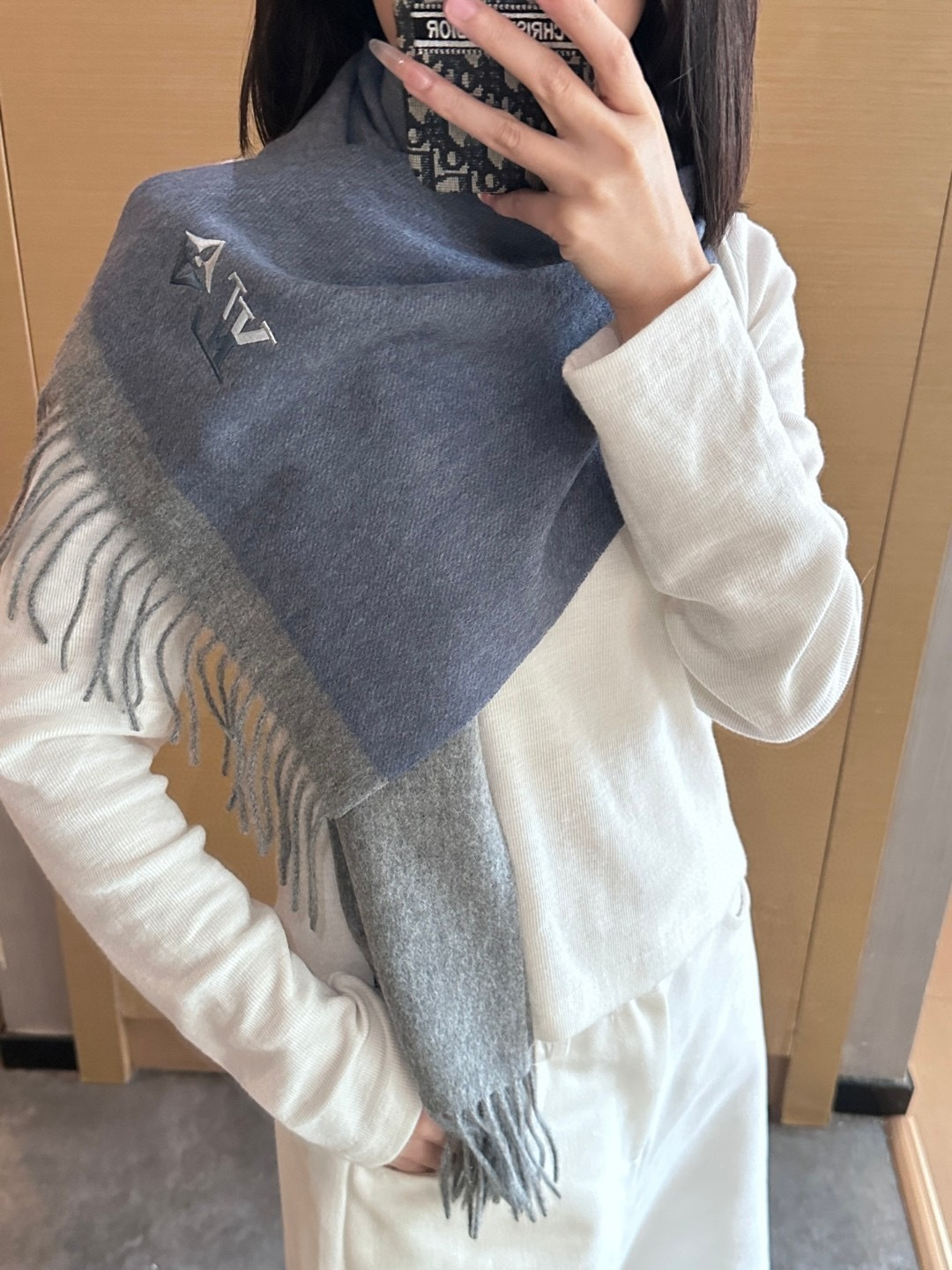 NO:663277,The green scarf is crazy beautiful, so stylish and charming, a very elegant and fashionable autumn and winter item!  I really like it, it’s a very classic men’s design. The men’s items are small but refined, and the feel is really amazing. The effect on the upper body is really good, no matter how you wear it, it looks good!  !  This style is really worth buying with your eyes closed, and it can be easily worn by any age group!  !  !  30*180cm high version scarf, high version scarf, louis vuitton19860909Lv围巾好看的要疯掉了,太有型太有魅力了非常斯文时尚的秋冬单品！真的很喜欢,非常Classical的男款设计.男人的东西少而精手感真的绝了上身效果真的随便怎么围都好看！！这种款式真的闭着眼买,任何年龄层都轻松驾驭！！！30*180cm高版本围巾,高版本围巾,louis vuitton,scarf