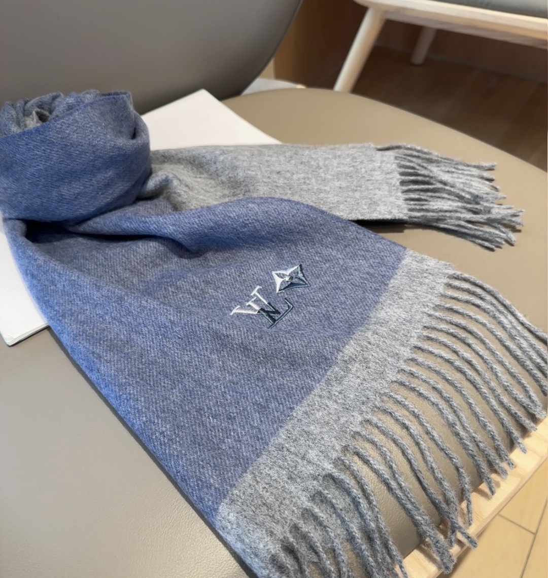 Lv围巾❗️好看的要疯掉了，太有型太有魅力了❗️❗️非常斯文时尚的秋冬单品！真的很喜欢，非常Classi