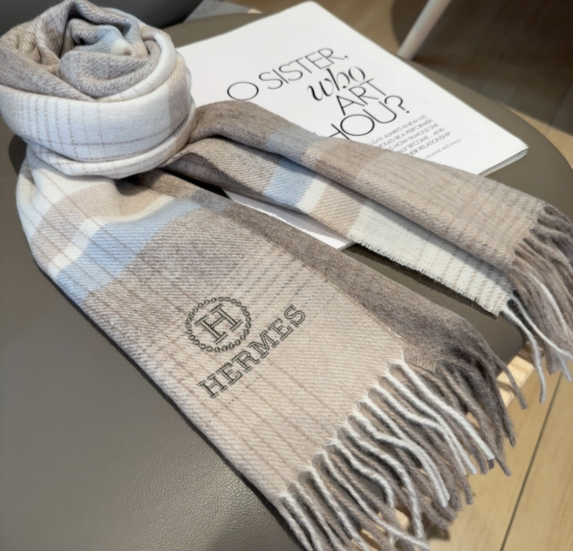 上新！2025年Hermes · 爱马仕，大H难得一见的温柔配色，低调又不失优雅❗️】一条围巾两种风格搭