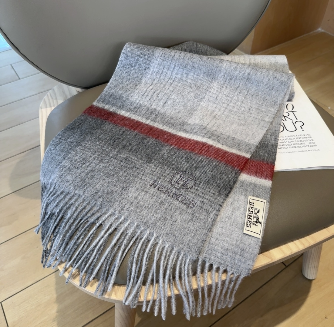 上新！2025年Hermes · 爱马仕，大H难得一见的温柔配色，低调又不失优雅❗️】一条围巾两种风格搭