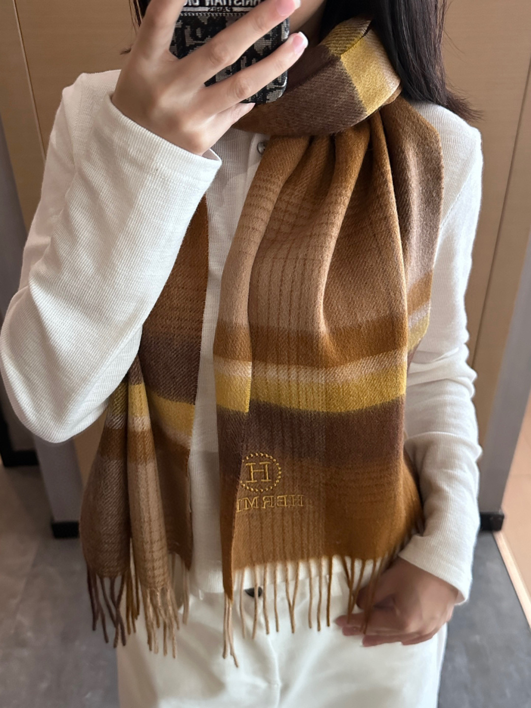 NO:663280,New!  Hermes 2025 ·  Hermès, the rare gentle color matching of big H, low-key yet elegant] One scarf with two styles, high-end, comfortable and fashionable temperament, full of big-brand style, Super Amway Big H, this soft scarf that touches the heart, extremely simple color with low-key H embroidery logo, the finishing touch without losing beauty, the pursuit of successful people, the color is absolute, a little unique fairy spirit, the absolute choice for couples, the color is elegant, not enchanting Specifications 30x  180cm high version scarf, high version scarf, hermes, hermes19860909上新！2025年Hermes · 爱马仕,大H难得一见的温柔配色,低调又不失优雅】一条围巾两种风格搭配,高级舒适时髦气质,大牌范十足,超级安利大H这款触动内心的柔美围巾,极其简单的颜色搭配低调的H刺绣logo,点睛之笔确又不失美感,成功人士的追求,色彩绝对,有点独有的仙气,绝对的情侣款不二之选,颜色淡雅,不妖娆规格30x 180cm高版本围巾,高版本围巾,hermes,hermes,scarf