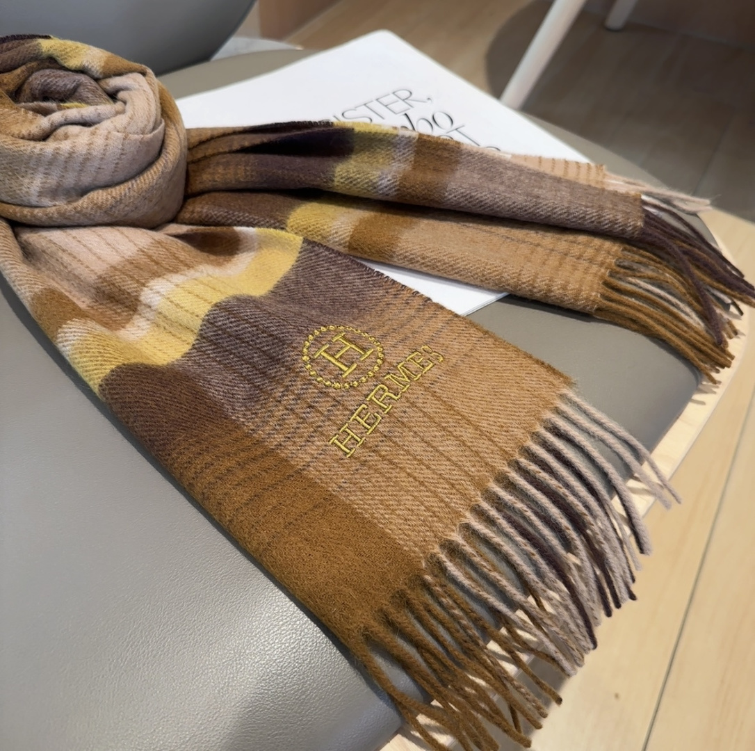 上新！2025年Hermes · 爱马仕，大H难得一见的温柔配色，低调又不失优雅❗️】一条围巾两种风格搭