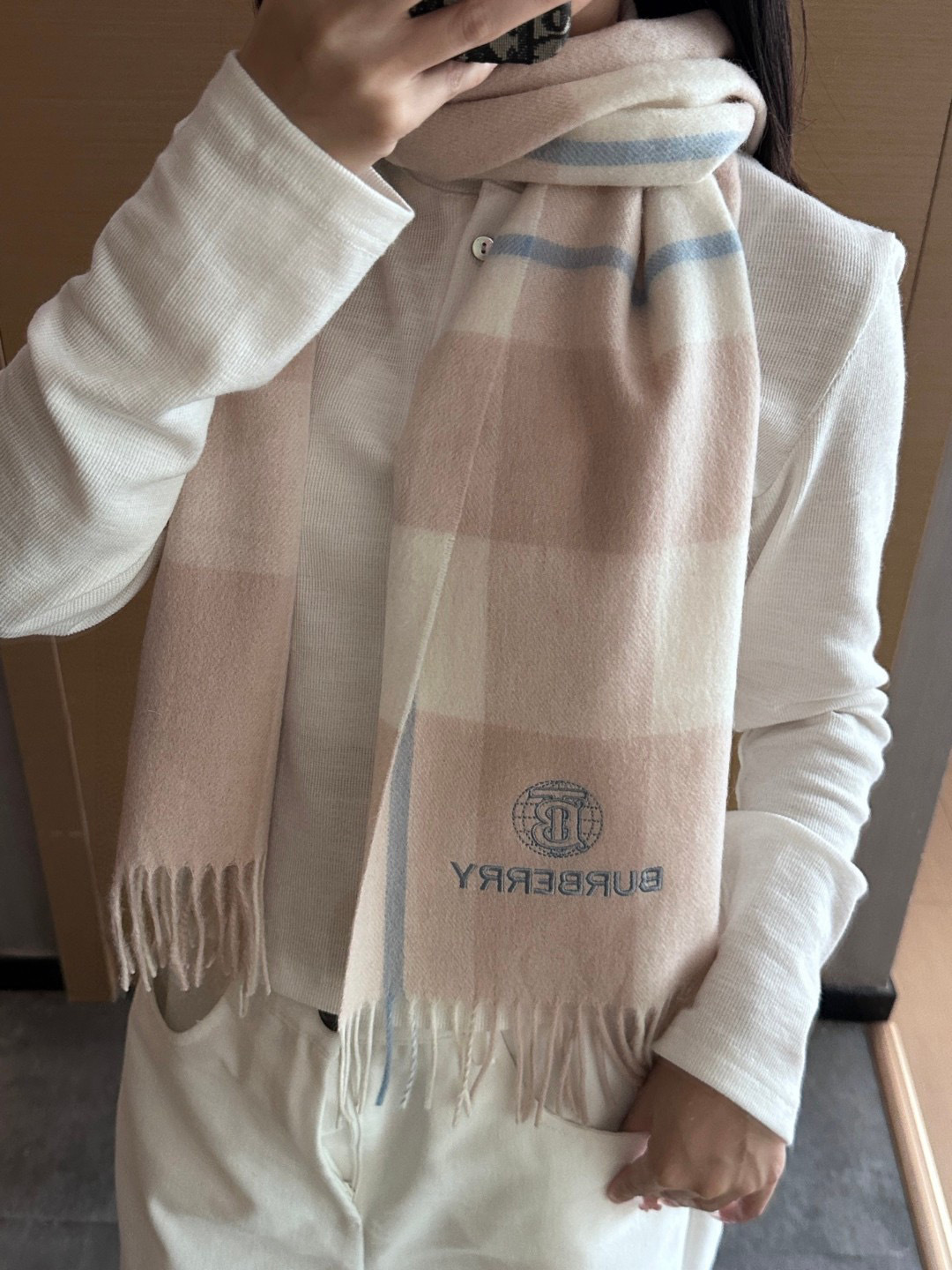 Burberry · 巴宝莉格子围巾❗️好看的要疯掉了，太有型太有魅力了❗️❗️非常斯文时尚的秋冬单品！