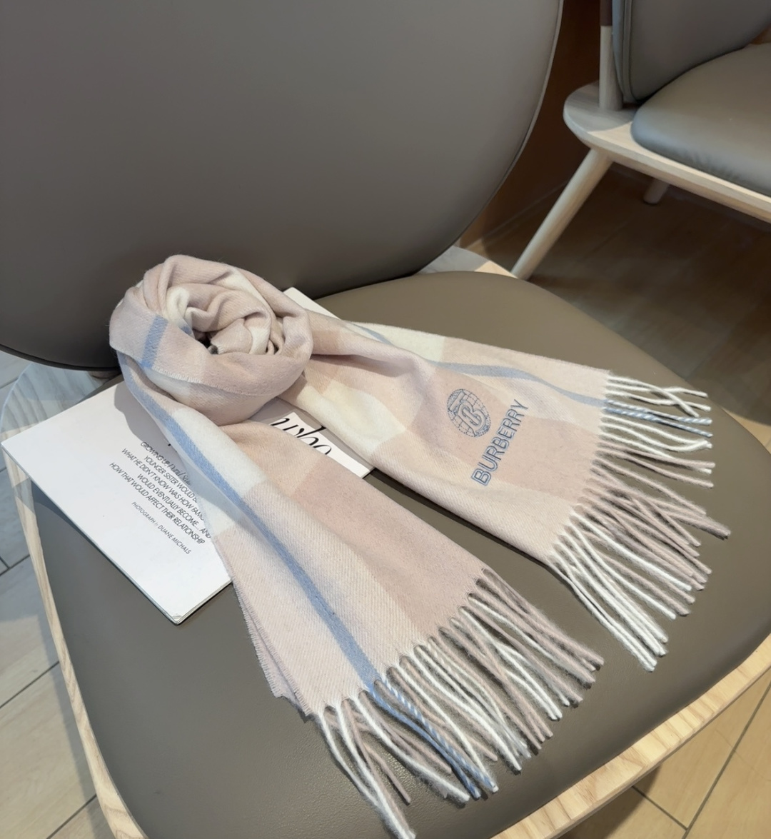Burberry · 巴宝莉格子围巾❗️好看的要疯掉了，太有型太有魅力了❗️❗️非常斯文时尚的秋冬单品！