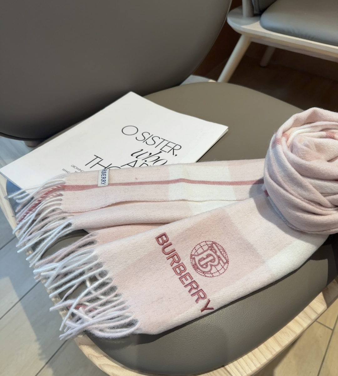 Burberry · 巴宝莉格子围巾❗️好看的要疯掉了，太有型太有魅力了❗️❗️非常斯文时尚的秋冬单品！