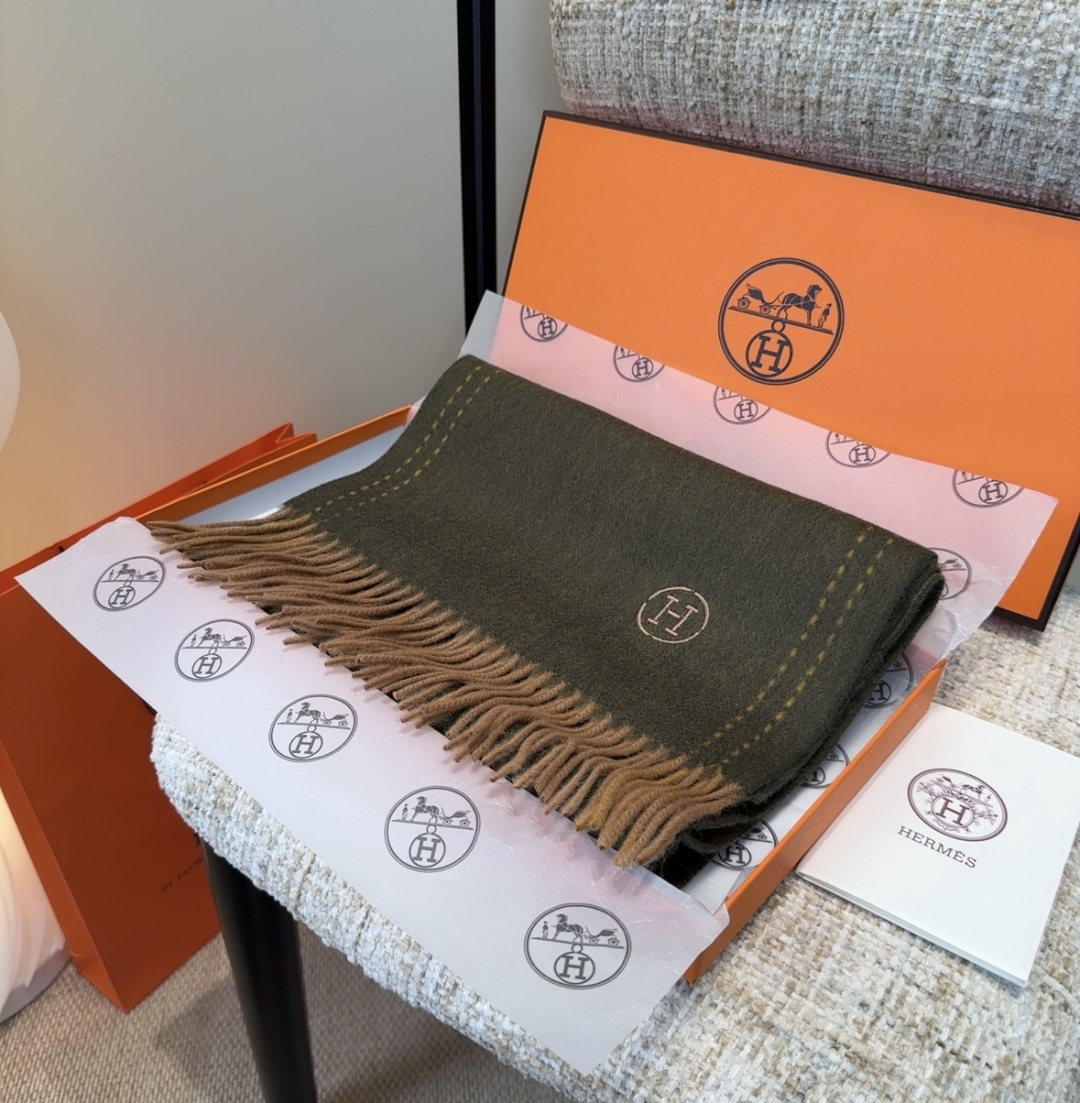 2025年Hermes · 爱马仕，难得一见的温柔配色，低调又不失优雅❗️】重点推荐❗️双边配色，一条围