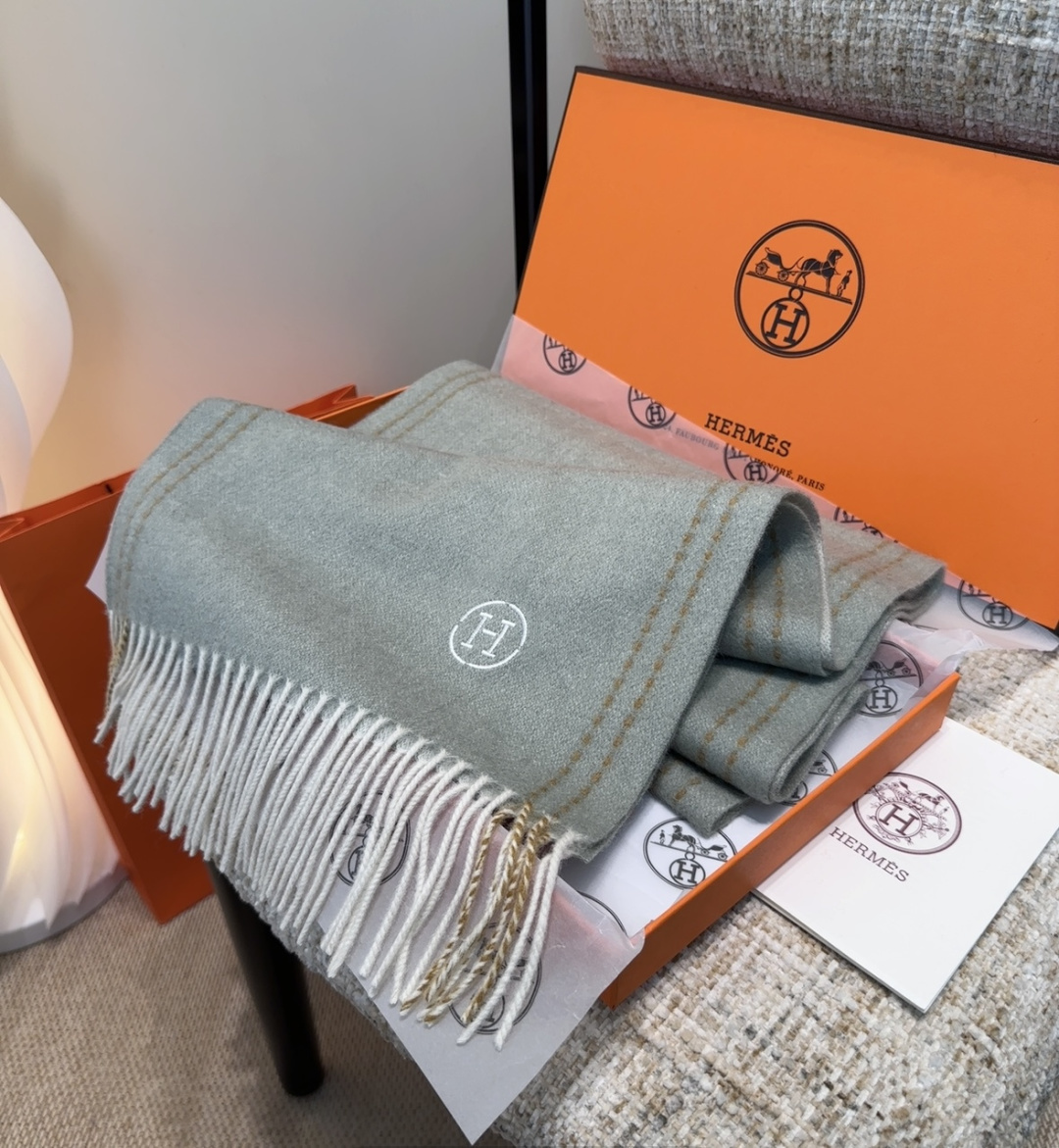 2025年Hermes · 爱马仕，难得一见的温柔配色，低调又不失优雅❗️】重点推荐❗️双边配色，一条围