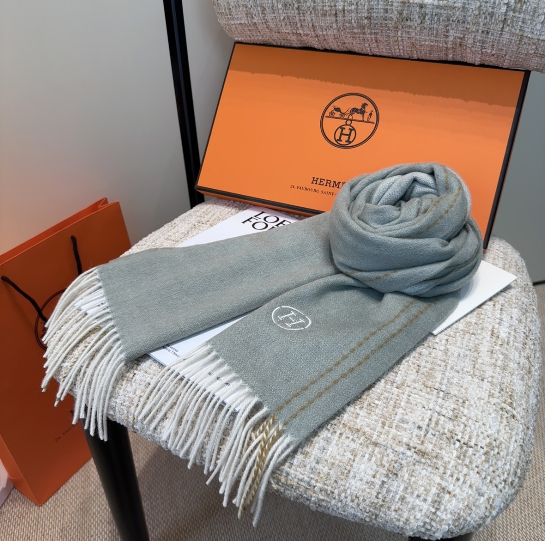 2025年Hermes · 爱马仕，难得一见的温柔配色，低调又不失优雅❗️】重点推荐❗️双边配色，一条围