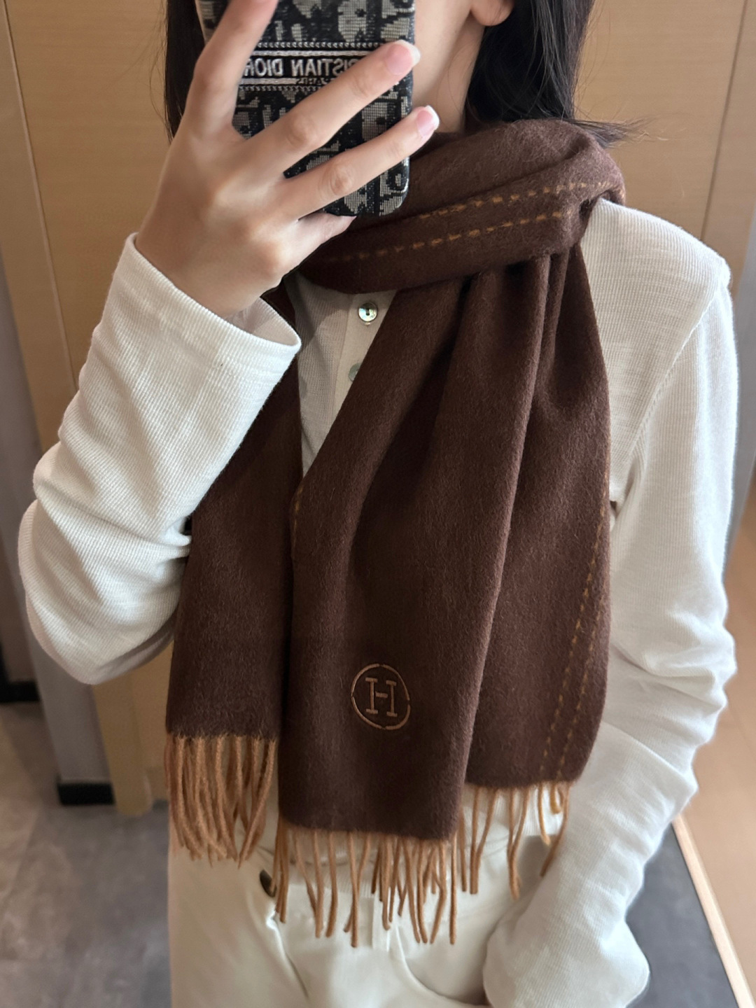 NO:663293,Hermes 2025 ·  Hermès, a rare gentle color matching, low-key yet elegant] Highly recommend the bilateral color matching, a scarf with two styles, high-end, comfortable and fashionable temperament, full of big-name style, Super Amway Big H, this soft scarf that touches the heart, extremely simple color with low-key H embroidered logo, the finishing touch without losing the beauty, the pursuit of successful people, the color is absolute, a bit unique fairy spirit, the absolute choice for couples, the color is elegant, not enchanting Specifications 35x  190cm high version scarf, high version scarf, hermes, hermes198609092025年Hermes · 爱马仕,难得一见的温柔配色,低调又不失优雅】重点推荐双边配色,一条围巾两种风格搭配,高级舒适时髦气质,大牌范十足,超级安利大H这款触动内心的柔美围巾,极其简单的颜色搭配低调的H刺绣logo,点睛之笔确又不失美感,成功人士的追求,色彩绝对,有点独有的仙气,绝对的情侣款不二之选,颜色淡雅,不妖娆规格35x 190cm高版本围巾,高版本围巾,hermes,hermes,scarf