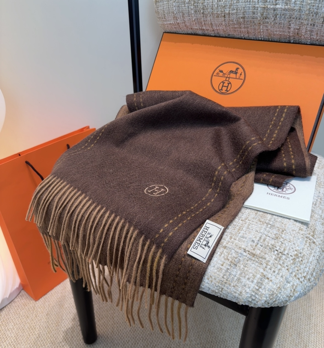 2025年Hermes · 爱马仕，难得一见的温柔配色，低调又不失优雅❗️】重点推荐❗️双边配色，一条围