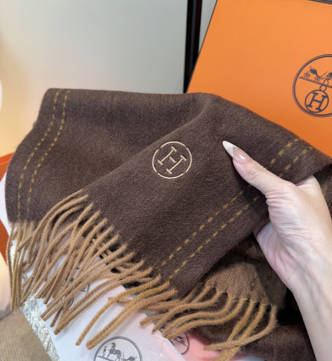 2025年Hermes · 爱马仕，难得一见的温柔配色，低调又不失优雅❗️】重点推荐❗️双边配色，一条围
