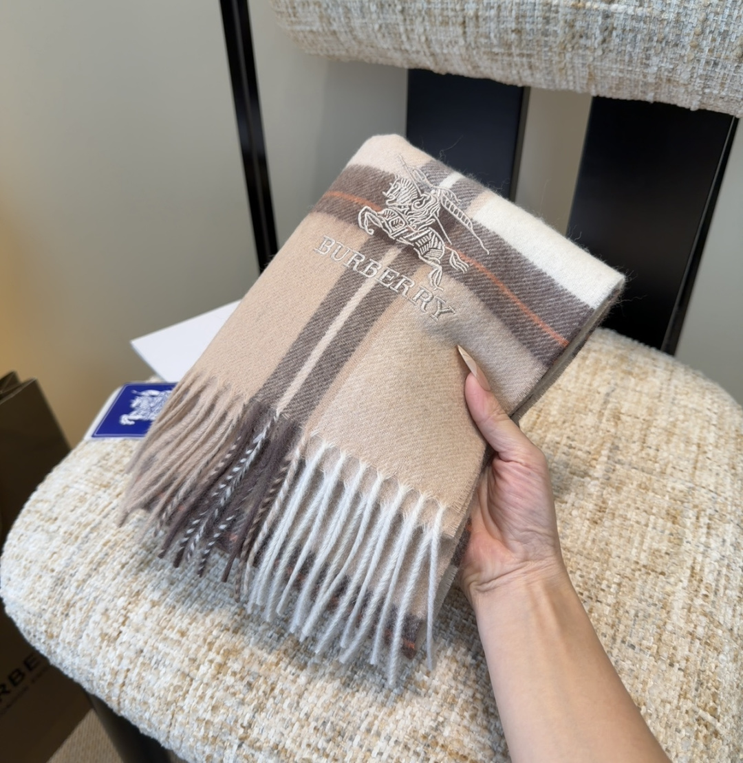 巴宝莉围巾❗️好看的要疯掉了，太有型太有魅力了❗️❗️非常斯文时尚的秋冬单品！真的很喜欢，非常Class