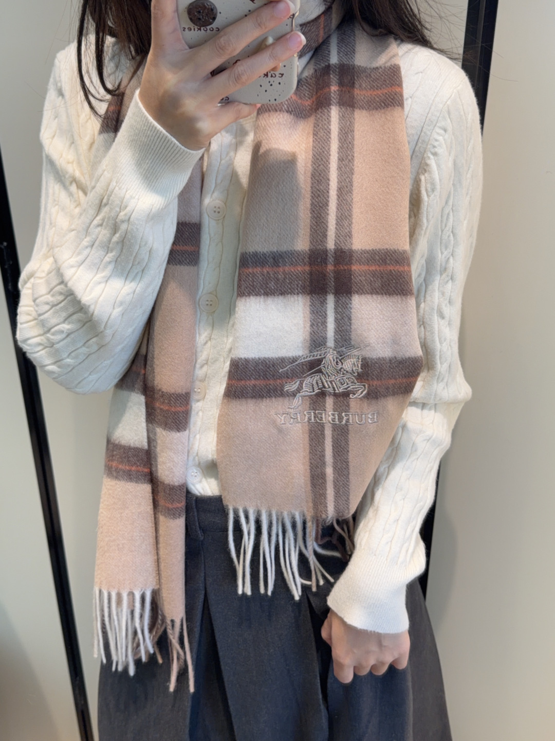 巴宝莉围巾❗️好看的要疯掉了，太有型太有魅力了❗️❗️非常斯文时尚的秋冬单品！真的很喜欢，非常Class