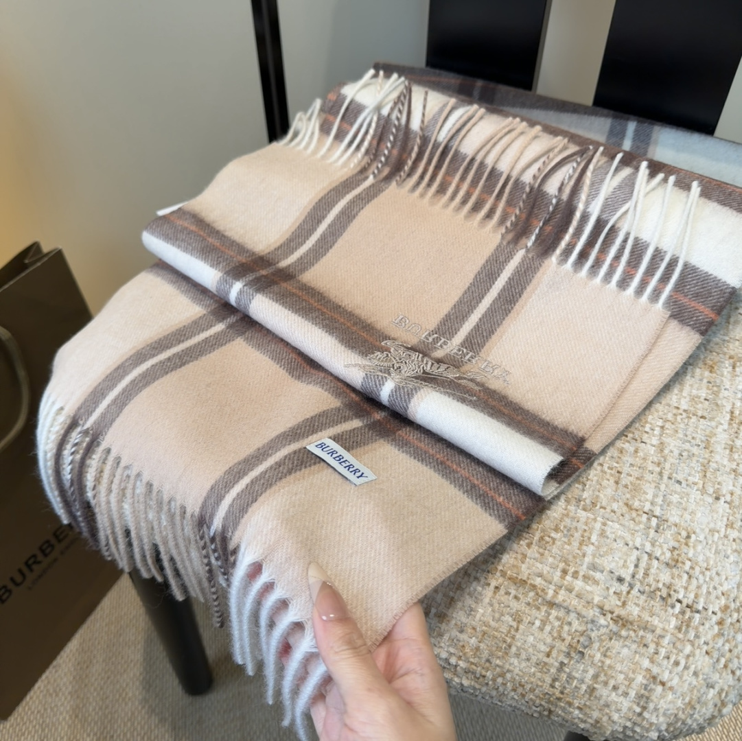 巴宝莉围巾❗️好看的要疯掉了，太有型太有魅力了❗️❗️非常斯文时尚的秋冬单品！真的很喜欢，非常Class