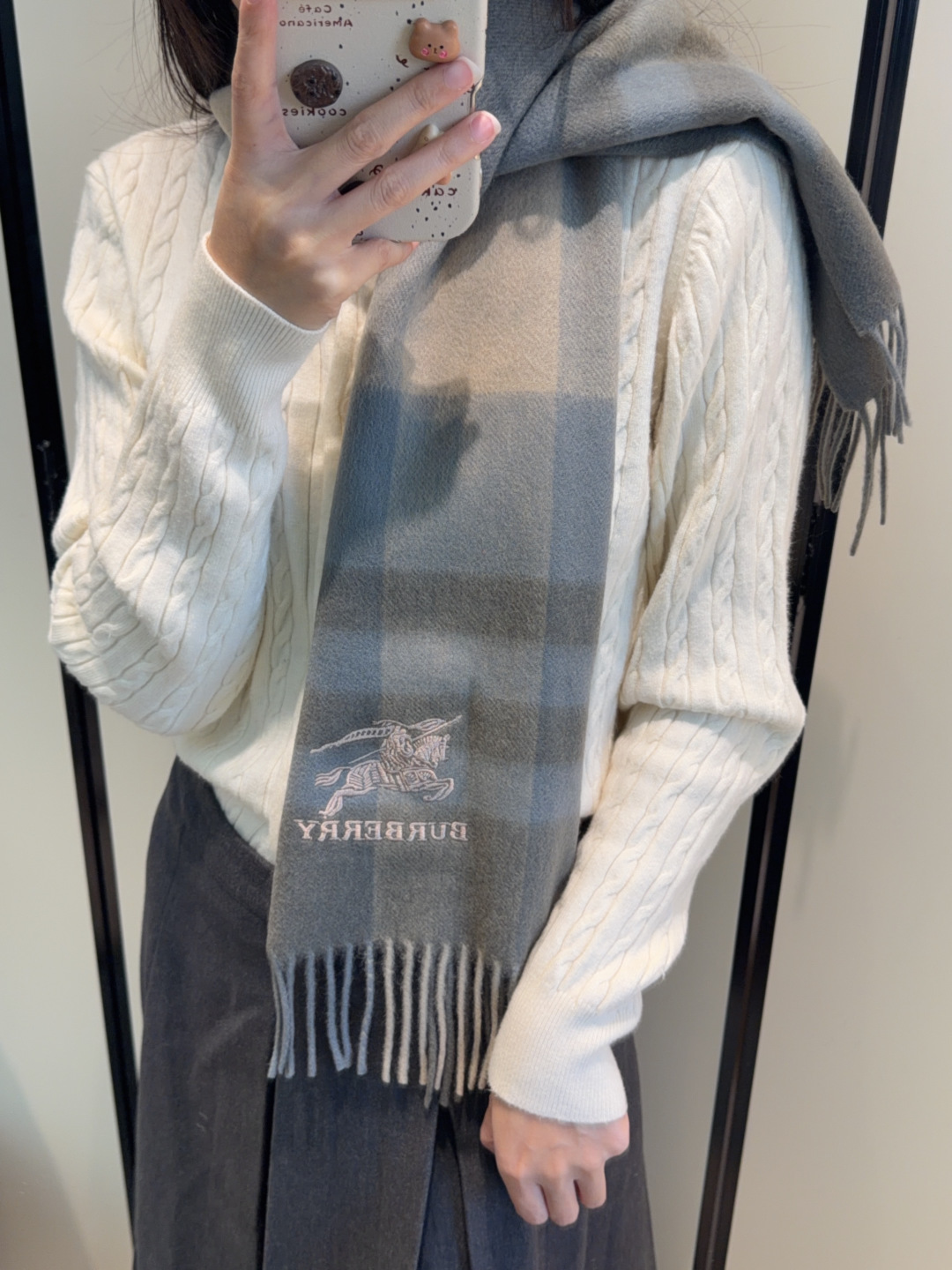 NO:663296,Burberry scarves are crazy beautiful, so stylish and charming, a very elegant and fashionable autumn and winter item!  I really like it, it’s a very classic men’s design. The men’s items are small but refined, and the feel is really amazing. The effect on the upper body is really good, no matter how you wear it, it looks good!  !  This style is really worth buying with your eyes closed, and it can be easily worn by any age group!  !  !  30*180cm high version scarf, high version scarf, burberry19860909巴宝莉围巾好看的要疯掉了,太有型太有魅力了非常斯文时尚的秋冬单品！真的很喜欢,非常Classical的男款设计.男人的东西少而精手感真的绝了上身效果真的随便怎么围都好看！！这种款式真的闭着眼买,任何年龄层都轻松驾驭！！！30*180cm高版本围巾,高版本围巾,burberry,scarf