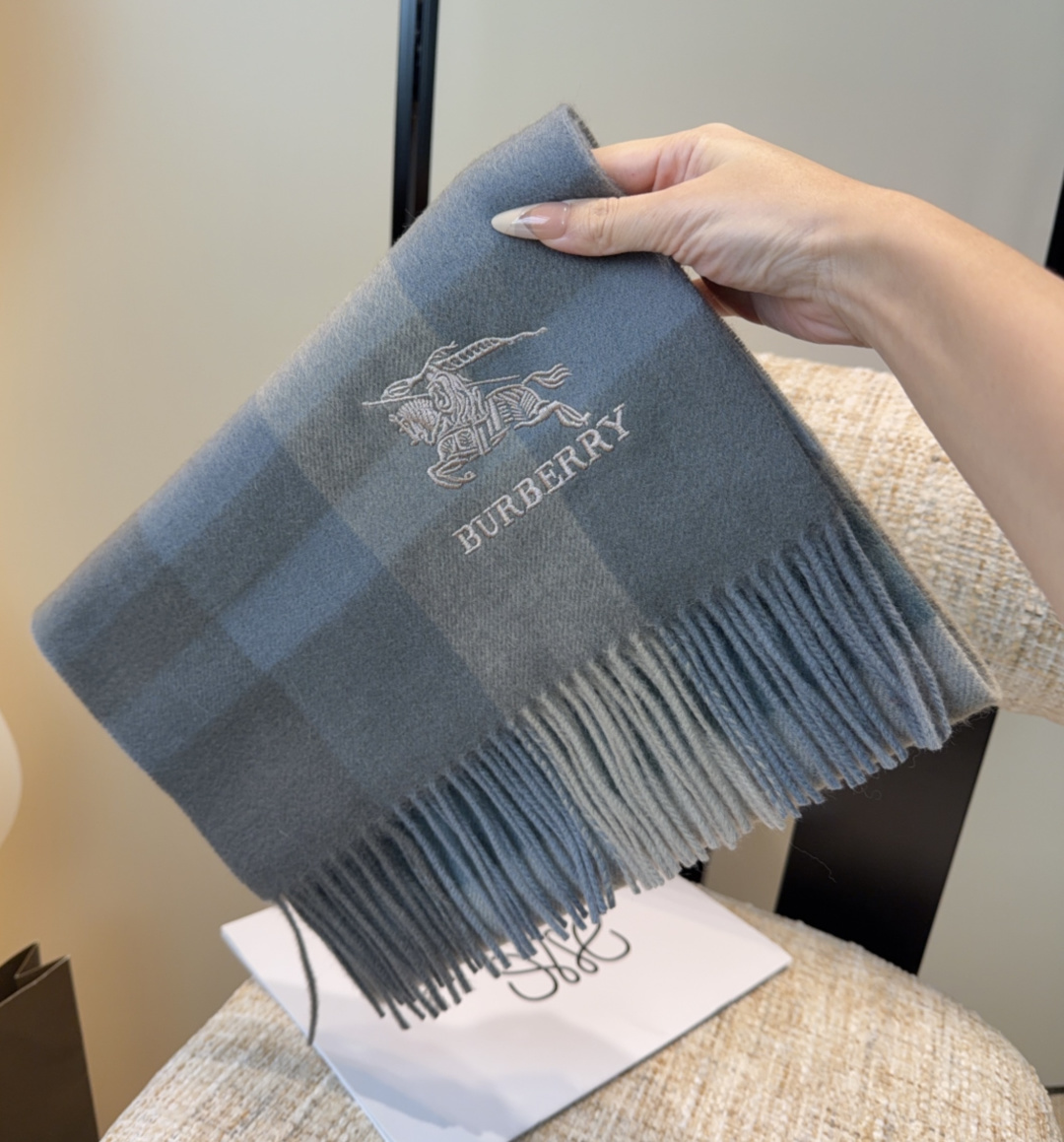 巴宝莉围巾❗️好看的要疯掉了，太有型太有魅力了❗️❗️非常斯文时尚的秋冬单品！真的很喜欢，非常Class