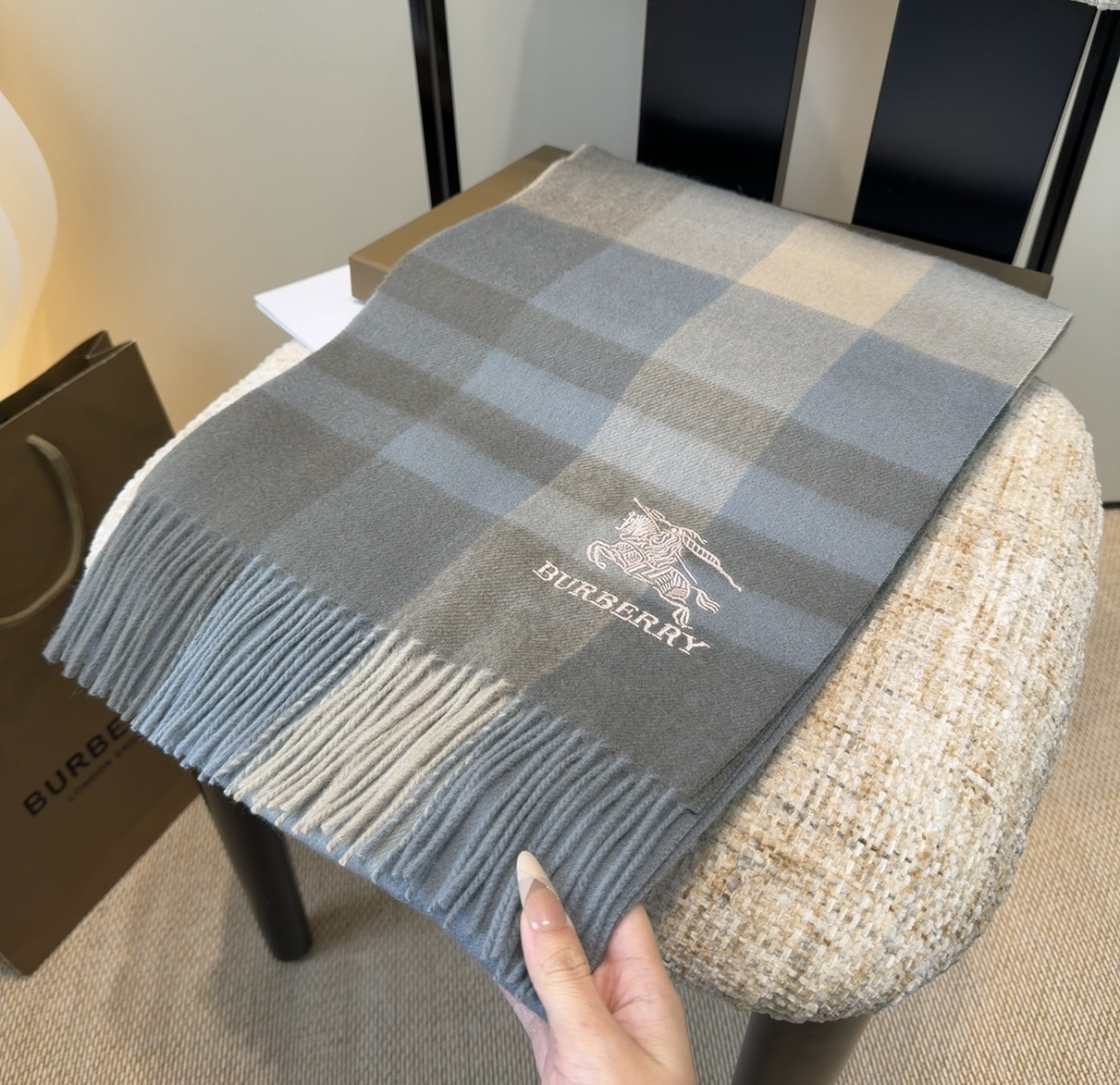 巴宝莉围巾❗️好看的要疯掉了，太有型太有魅力了❗️❗️非常斯文时尚的秋冬单品！真的很喜欢，非常Class