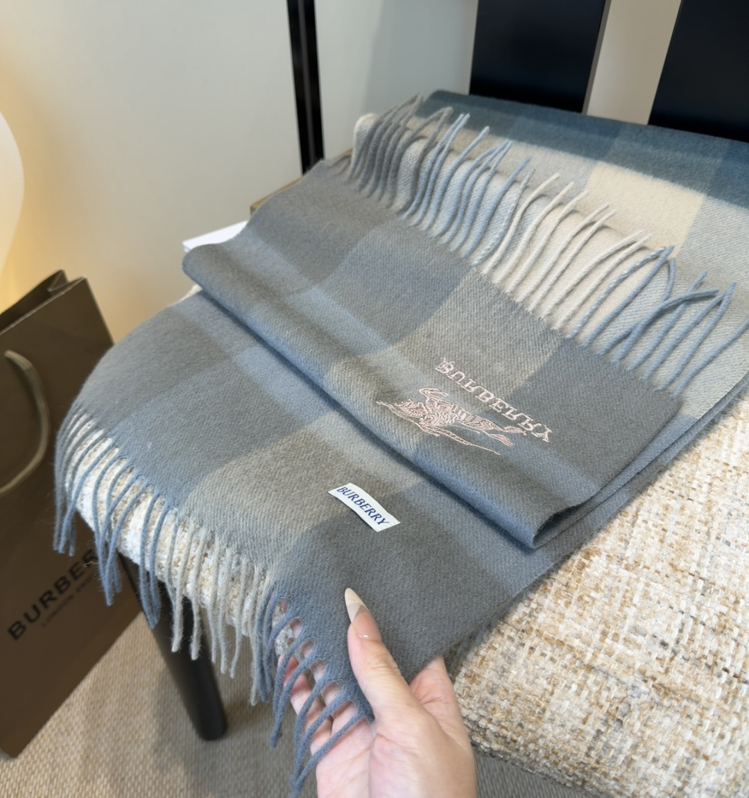 巴宝莉围巾❗️好看的要疯掉了，太有型太有魅力了❗️❗️非常斯文时尚的秋冬单品！真的很喜欢，非常Class